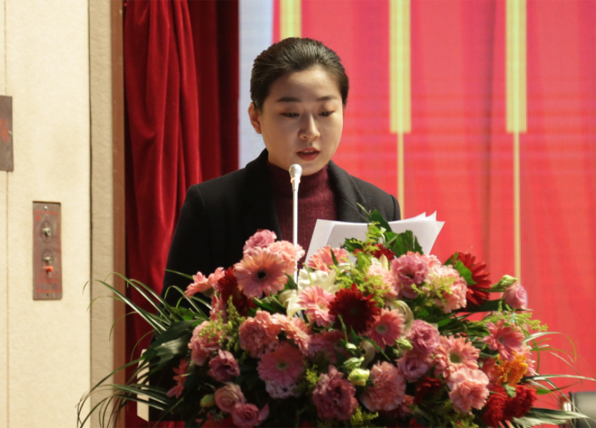 华体会官方网站,华体会huatihui(中国)第一届党委班子选举大会---于丽娜同志宣读大会关于通过党委和纪委报告的决议